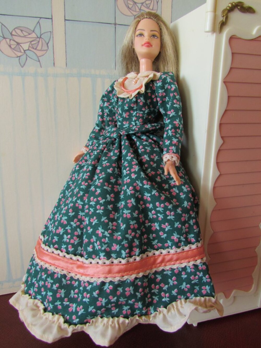 TERESA in VICTORIAN PIONEER PRAIRIE OLD WEST GOWN, BEAUTIFUL BOB MACKIE FACE